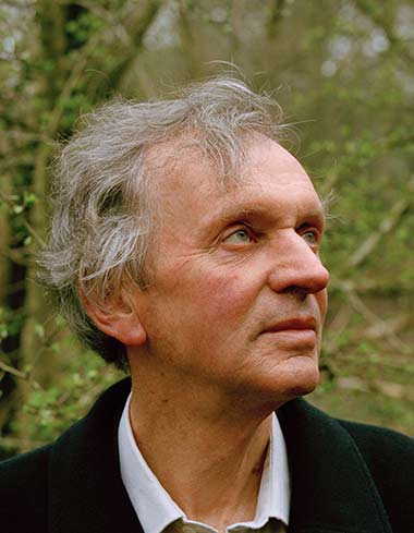 Photo of Rupert Sheldrake looking up